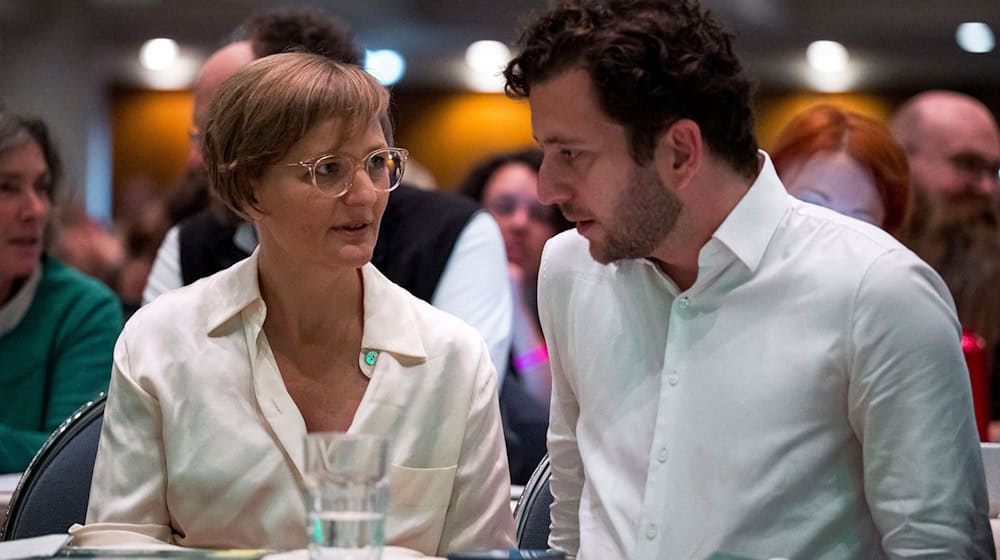 Franziska Brantner (l) und Felix Banaszak wollen neue Vorsitzende der Grünen werden. Sie kandidieren in für die Partei schwierigen Zeiten. / Foto: Daniel Vogl/dpa