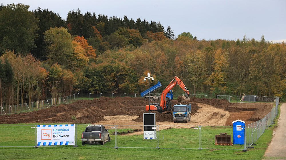 Noch steht der Bohrturm nicht. Doch das ist nur eine Frage der Zeit. Aus Sicht eines neuen Rechtsgutachtens hätte Bayern die geplante Gas-Bohrung im Landkreis Landsberg am Lech sehr wohl verhindern können. (Archivbild) / Foto: Karl-Josef Hildenbrand/dpa