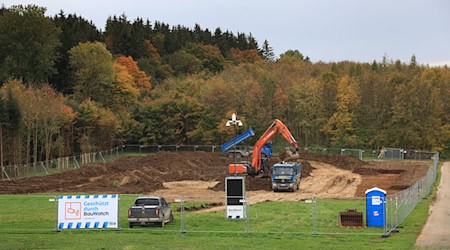 Noch steht der Bohrturm nicht. Doch das ist nur eine Frage der Zeit. Aus Sicht eines neuen Rechtsgutachtens hätte Bayern die geplante Gas-Bohrung im Landkreis Landsberg am Lech sehr wohl verhindern können. (Archivbild) / Foto: Karl-Josef Hildenbrand/dpa