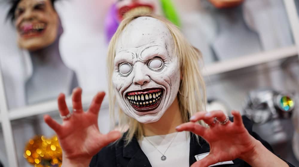 Der bayerische Einzelhandel erwartet in diesem Jahr einen neuerlichen Umsatzrekord mit Halloween-Artikeln. / Foto: Daniel Karmann/dpa