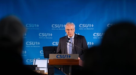 Nach dem Urteil des Europäischen Gerichtshofs für Menschenrechte gegen die deutsche Abschiebepraxis warnt der dienstälteste Innenminister des Landes, Bayerns Ressortchef Joachim Herrmann (CSU), vor fatalen Folgen gegen die irreguläre Migration in ganz Europa. (Archivbild) / Foto: Pia Bayer/dpa