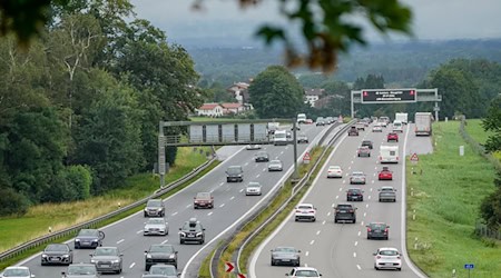 Mit Beginn der Herbstferien in Bayern und Baden-Württemberg kann es nach Einschätzung des ADAC voll auf den Autobahnen Deutschlands werden. (Archivfoto) / Foto: Uwe Lein/dpa