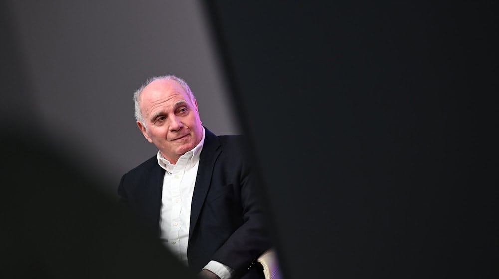 Uli Hoeneß spricht über den neuen Bayern-Trainer. / Foto: Angelika Warmuth/dpa