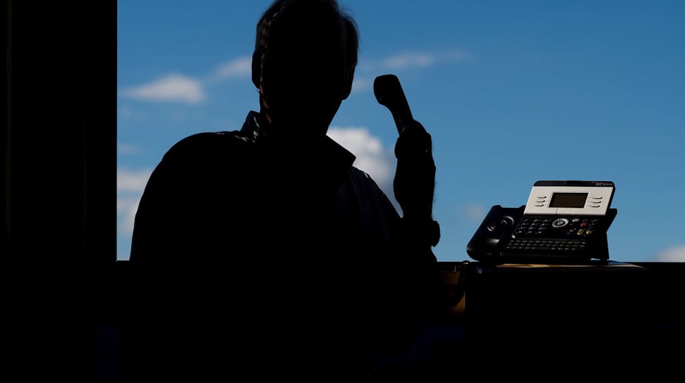 Die Ermittler stoppten eine mutmaßliche Bande von Telefonbetrügern. (Symbolbild) / Foto: Julian Stratenschulte/dpa