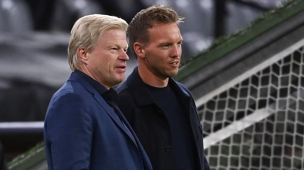 Oliver Kahn (links) sieht aktuell keinen eindeutigen Favoriten für die Torhüter-Position in der Nationalmannschaft von Julian Nagelsmann. / Foto: Sven Hoppe/dpa