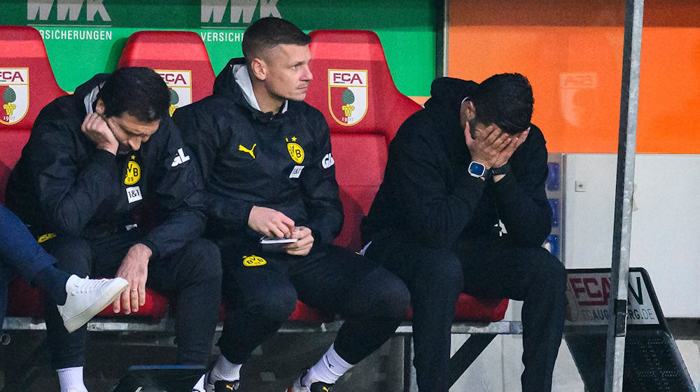 Enttäuschung pur: BVB-Trainer Nuri Sahin (r.) während des Spiels auf der Bank. / Foto: Tom Weller/dpa