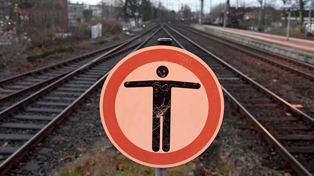  In Mühldorf am Inn haben nach Angaben der Bundespolizei Kinder auf den Bahngleisen gespielt. (Symbolbild) / Foto: Carsten Rehder/dpa