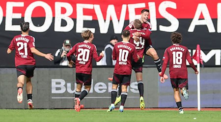 Die Nürnberger Spieler bejubeln das Siegtor zum 3:2. / Foto: Daniel Löb/dpa