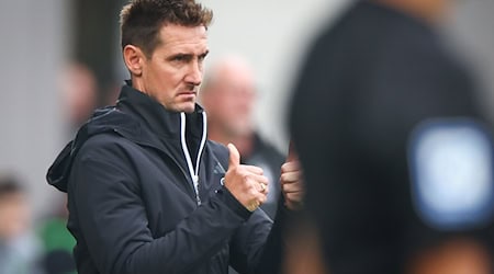 Club-Trainer Miroslav Klose will mit seinem Team gegen Regensburg nachlegen.  / Foto: Daniel Karmann/dpa