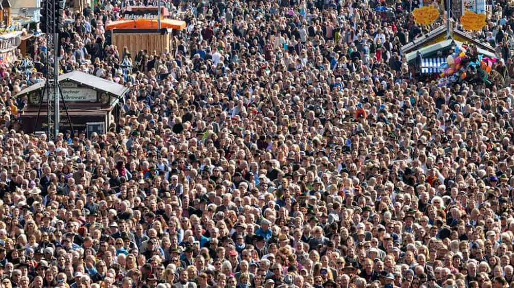 An die 500 000 Menschen drängen an besonders gut besuchten Wiesntagen auf dem Festgelände. / Foto: Peter Kneffel/dpa