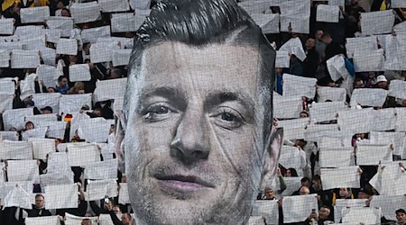 Gefeiert von den Fans - und bald auch mit einem Bambi geehrt: Deutschlands erfolgreichster Fußballer Toni Kroos.  / Foto: Sven Hoppe/dpa