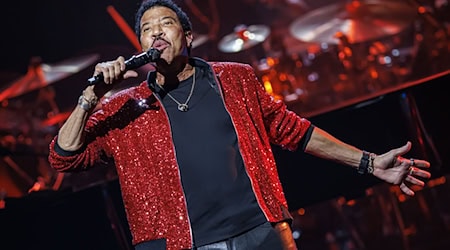 In den letzten Jahren trat Lionel Richie auf vielen Festivals auf. 2025 gibt er auf seiner Europa-Tournee fünf Konzerte in Deutschland. / Foto: Valentin Flauraud/KEYSTONE/dpa