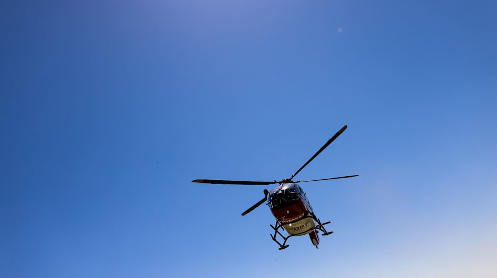 Der Verunglückte wurde mit einem Hubschrauber ins Krankenhaus gebracht. (Symbolbild) / Foto: Philipp von Ditfurth/dpa