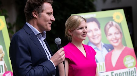 Das Grünen-Spitzenduo, Ludwig Hartmann und Katharina Schulze, waren im vergangenen Jahr während einer Wahlkampfkundgebung in Neu-Ulm mit einem Stein beworfen worden. (Archivfoto) / Foto: Sven Hoppe/dpa