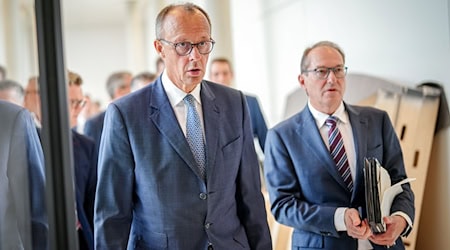 Unionskanzlerkandidat Friedrich Merz (CDU, links) wird im Januar als Gast bei der CSU-Klausur im oberbayerischen Kloster Seeon erwartet. (Archivbild) / Foto: Kay Nietfeld/dpa