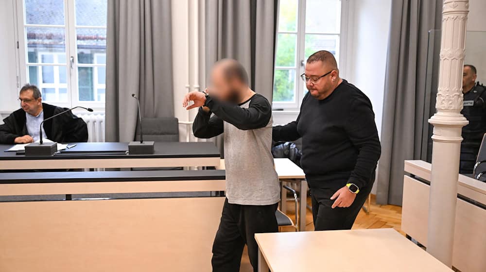 Der Angeklagte im Gerichtssaal in Ravensburg. Er soll eine Vierjährige im Supermarkt mit einem Messer attackiert haben.  / Foto: Felix Kästle/dpa