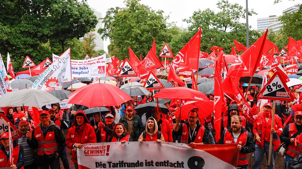 Die bayerischen Metall-Arbeitgeber bieten 3,6 Prozent mehr Lohn und Gehalt - allerdings mit langer Laufzeit und spätem Start. / Foto: Daniel Löb/dpa