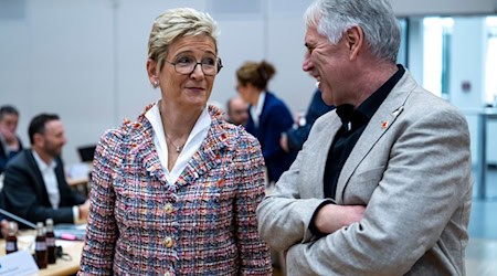 Freundliche Stimmung: Die Verhandlungsführer der bayerischen Metall-Arbeitgeber, Angelique Renkhoff-Mücke, und der IG Metall Bayern, Horst Ott / Foto: Lennart Preiss/dpa