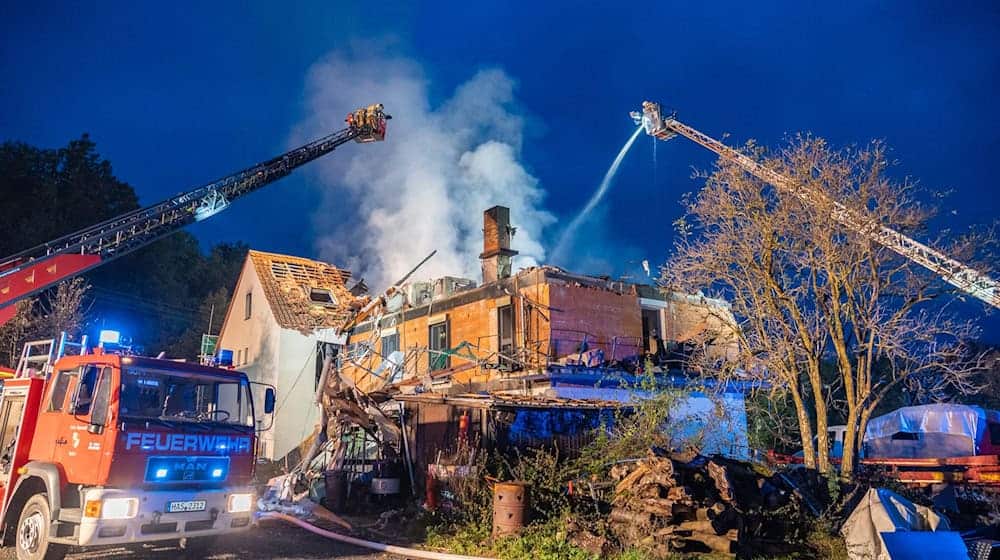 Das Dach eines explodierten Hauses ist so gut wie weg. (Archivbild) / Foto: News5 / Ferdinand Merzbach/NEWS5/dpa