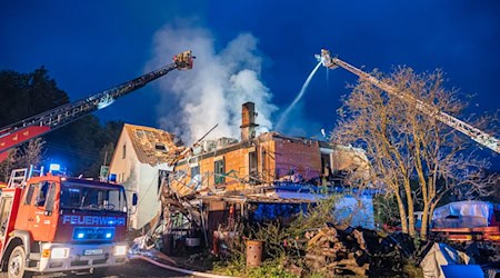 Das Dach eines explodierten Hauses ist so gut wie weg. (Archivbild) / Foto: News5 / Ferdinand Merzbach/NEWS5/dpa