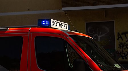 Der Mann wird vom Rettungsdienst in eine Klinik gebracht, wo er später seinen Verletzungen erliegt. (Symbolbild) / Foto: Fernando Gutierrez-Juarez/dpa
