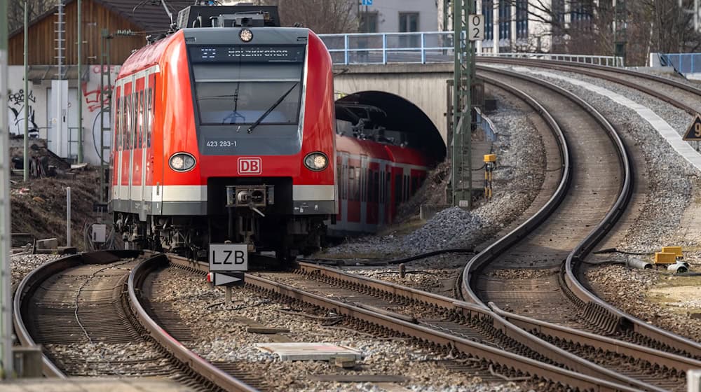 Aus Richtung Osten kommend ist für S-Bahn-Fahrgäste am Ostbahnhof Schluss - zumindest was die Route durch die Innenstadt angeht. (Archivbild) / Foto: Peter Kneffel/dpa