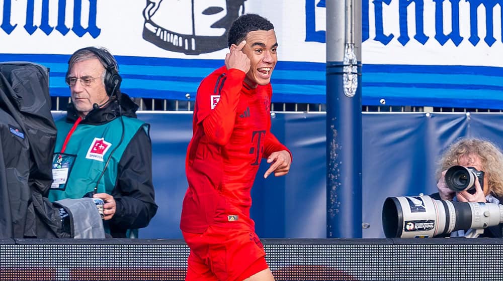 Der Kopf war's: Jamal Musiala (l) zeigt nach dem 2:0, womit er das Tor erzielt hat. / Foto: David Inderlied/dpa