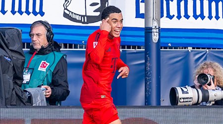 Der Kopf war's: Jamal Musiala (l) zeigt nach dem 2:0, womit er das Tor erzielt hat. / Foto: David Inderlied/dpa