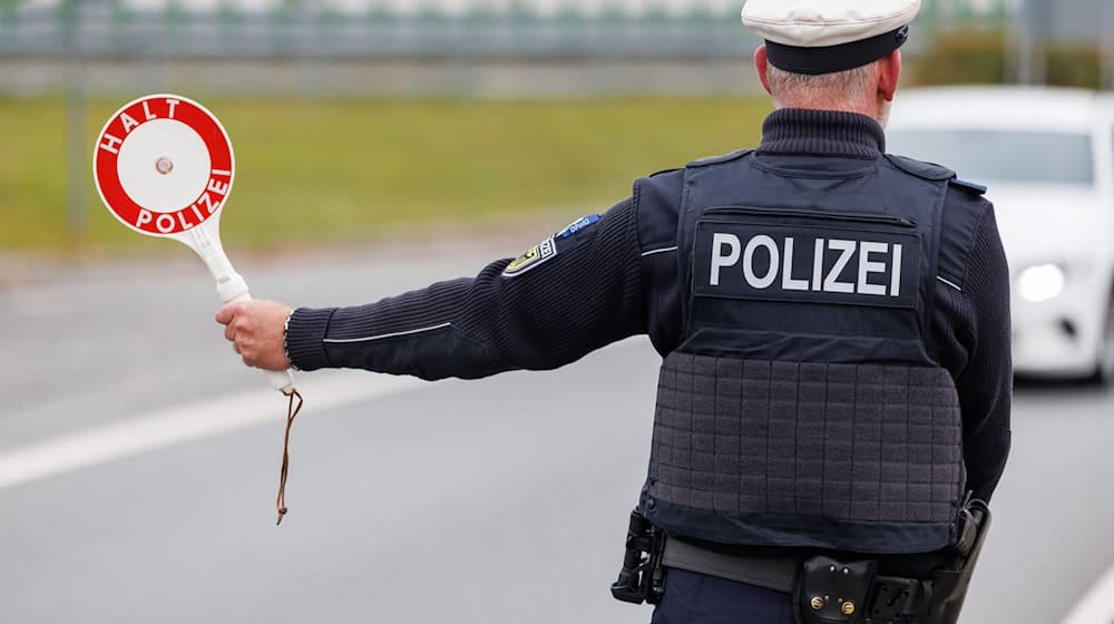 Die Bundespolizei hält den mutmaßlichen Schleuser bei Kirchdorf am Inn auf und nimmt ihn fest. (Symbolbild) / Foto: Daniel Karmann/dpa