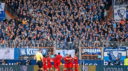 Grund zur Freude: Die Bayern bejubeln die 1:0-Führung. / Foto: David Inderlied/dpa