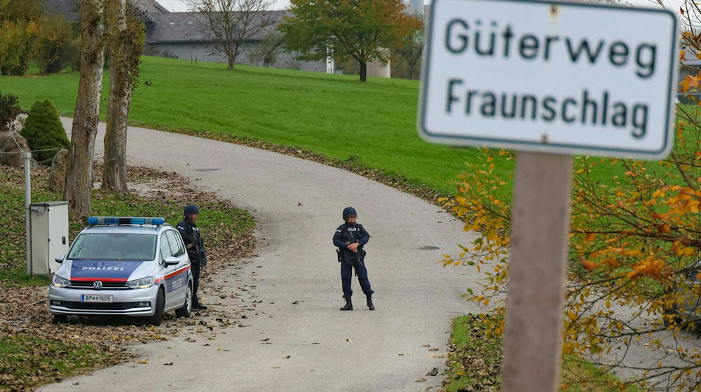 Die Suche nach dem Tatverdächtigen läuft auf Hochtouren - aber bisher ohne Ergebnis. / Foto: Matthias Lauber/Laumat//APA/dpa