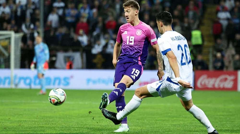 Angelo Stiller (l) am Ball. Gegen die Niederlande darf der Stuttgarter erstmals beginnen. / Foto: Christian Charisius/dpa