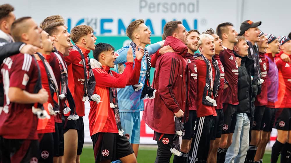 Die Nürnberger feiern einen famosen Sieg im Frankenderby. / Foto: Daniel Karmann/dpa