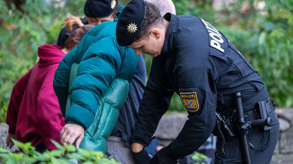 Die Polizei will mit mehr Präsenz für mehr Sicherheit im Alten Botanischen Garten sorgen. / Foto: Peter Kneffel/dpa