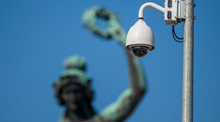 Geht es nach dem Willen der CSU im Landtag sollen auch mehr Videokameras das Sicherheitsgefühl der Frauen in Bayern verbessern. (Archivbild) / Foto: Peter Kneffel/dpa