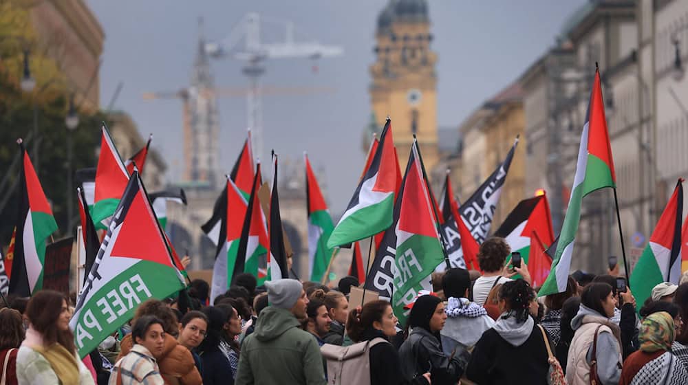 Mehrere Hundert propalästinensische Aktivistinnen und Aktivisten zogen in einem Protestmarsch durch München. / Foto: Karl-Josef Hildenbrand/dpa