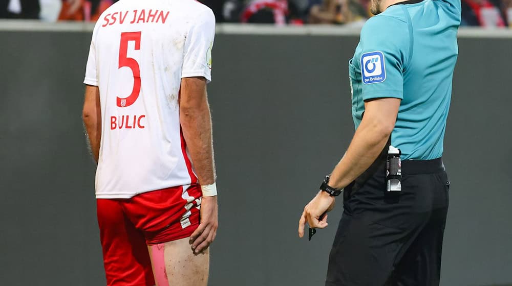 Harte Strafe für ein hartes Foul: Rasim Bulic von Jahn Regensburg ist für vier DFB-Pokalspiele gesperrt worden. / Foto: Daniel Löb/dpa