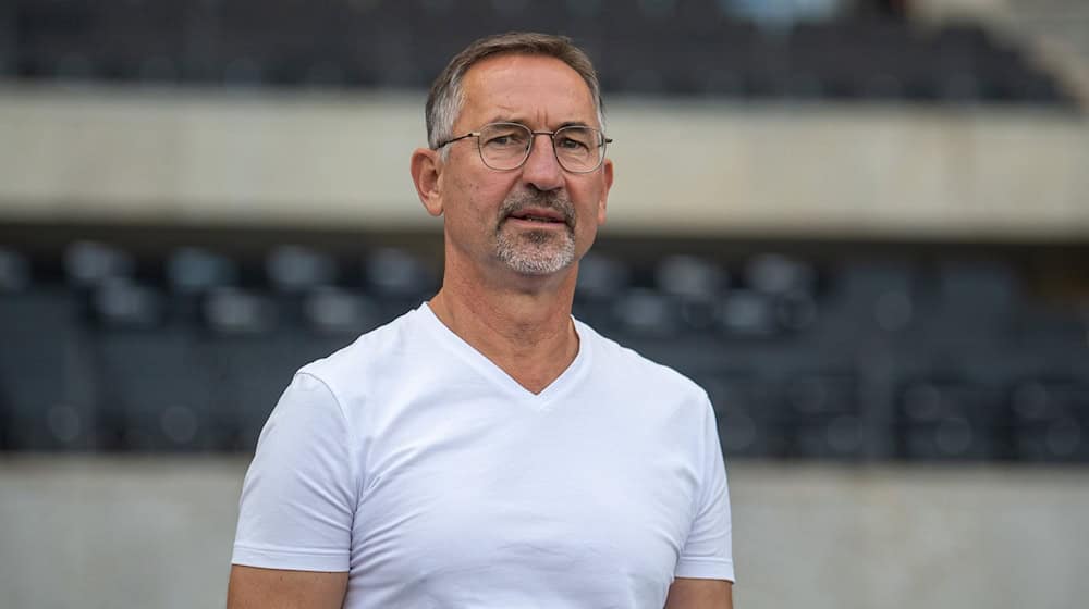 Braucht einen neuen Trainer: Regensburgs Boss Achim Beierlorzer. / Foto: Sebastian Räppold/Matthias Koch/dpa