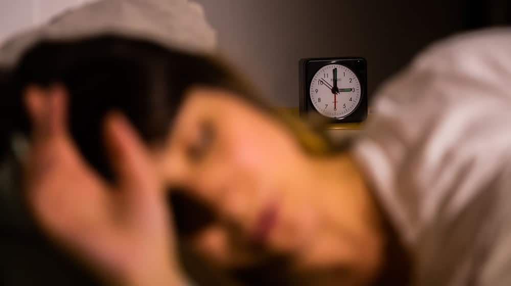 Wer sich regelmäßig schlaflos im Bett wälzt, hat ein höheres Risiko für schwere Krankheiten. (Symbolbild) / Foto: Christoph Soeder/dpa