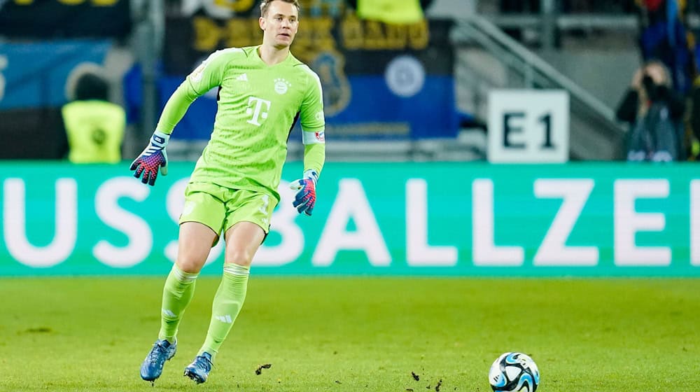 Vor einem Jahr strauchelten die Bayern, hier Manuel Neuer am Ball, auf dem vom Regen aufgeweichten Rasen in Saarbrücken.  / Foto: Uwe Anspach/dpa