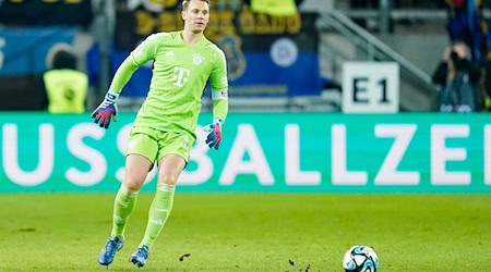 Vor einem Jahr strauchelten die Bayern, hier Manuel Neuer am Ball, auf dem vom Regen aufgeweichten Rasen in Saarbrücken.  / Foto: Uwe Anspach/dpa