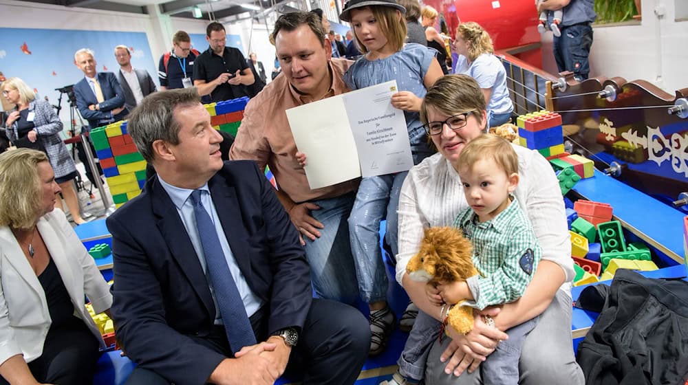 Die Einführung des bayerischen Familiengeldes wurde 2018 mit jeder Menge Fotografen und Kameras zelebriert. Seither hat sich der Freistaat die Sozialleistung zig Milliarden Euro kosten lassen. (Archivbild) / Foto: Matthias Balk/dpa