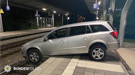 Bei einem Verkehrsunfall bleibt ein Auto am Haltepunkt Fasanenpark über der Bahnsteigkante hängen. / Foto: -/Bundespolizei/dpa