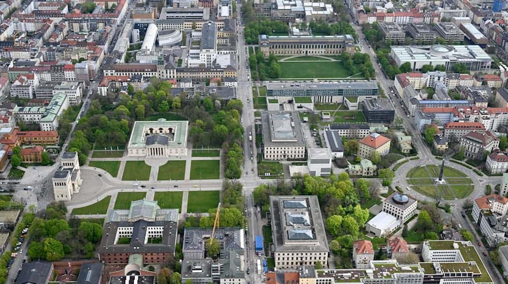 Der Münchner Königsplatz soll 2025 Schauplatz einer großen 1990er-Party werden. / Foto: Felix Hörhager/dpa