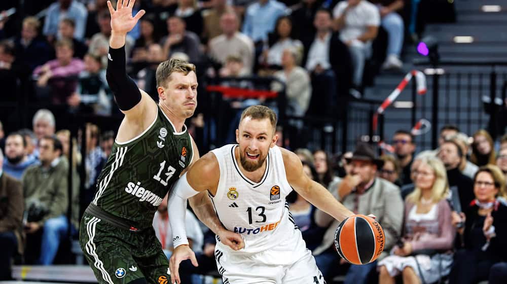 Bayern-Profi Andreas Obst (links) im Duell mit Reals Dzanan Musa. / Foto: Matthias Balk/dpa