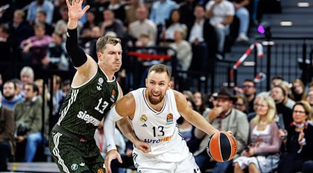 Bayern-Profi Andreas Obst (links) im Duell mit Reals Dzanan Musa. / Foto: Matthias Balk/dpa