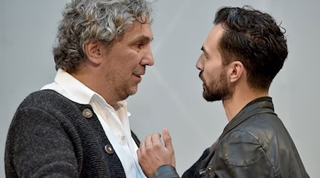 Christian Stückl (l) und sein Ziehsohn Karaca wollten sich gemeinsam um die Spielleitung bewerben. (Archivfoto) / Foto: Angelika Warmuth/dpa