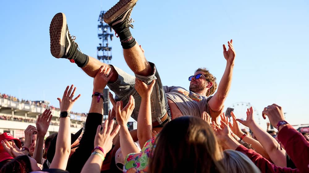 Beim Jubiläum im kommenden Jahr können die Festivalbesucher zur Musik von 100 Acts feiern. (Archivbild) / Foto: Thomas Frey/dpa