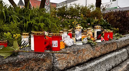 Nach dem Tod eines Obdachlosen nach einem mutmaßlichen Angriff stehen Blumen und Kerzen im Stadtzentrum von Immenstadt im Allgäu. Die Staatsanwaltschaft hat nun eine Mordanklage gegen einen jugendlichen Tatverdächtigen erhoben. (Archiv) / Foto: Lisa Hild/dpa