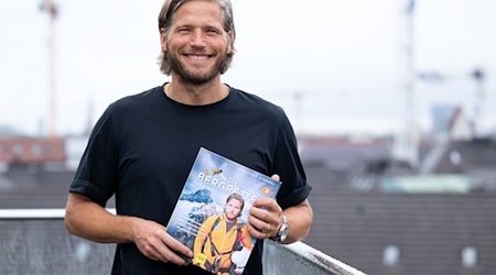 In dem Buch «Die Bergretter» erzählt Schauspieler Sebastian Ströbel von den Dreharbeiten zur gleichnamigen ZDF-Serie. / Foto: Sven Hoppe/dpa